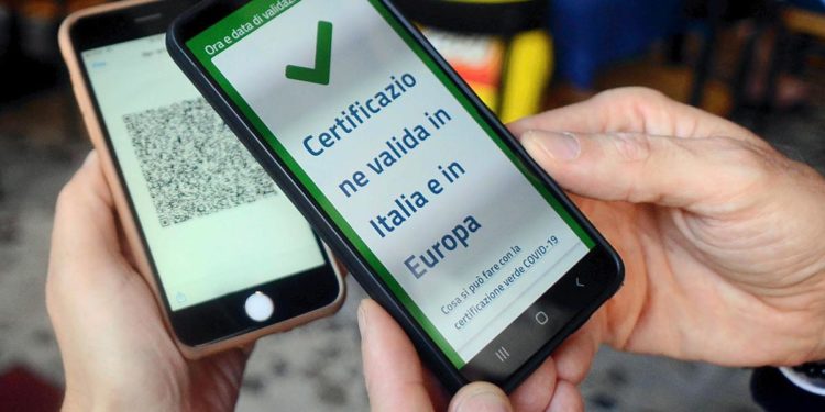 Green pass Italia, Costa: “Credo che a fine maggio non sarà più richiesto”