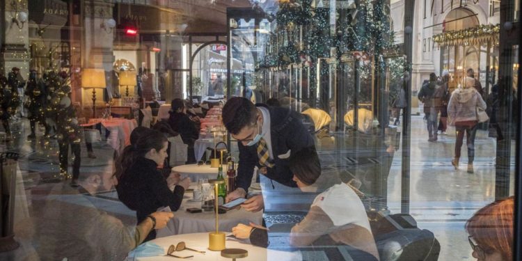 Covid oggi Italia, Sileri: “Da metà aprile via mascherine al chiuso”