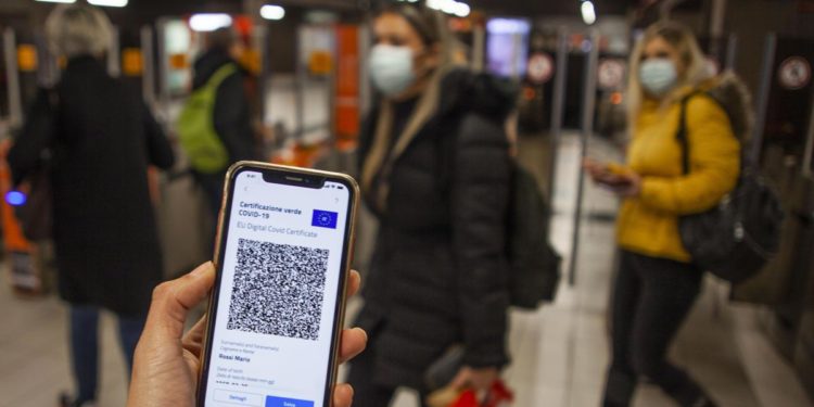 Green pass e trasporti: stop dal 1 aprile su metro, tram e bus