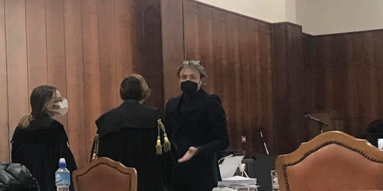 Al via il processo per stupro a Grillo jr, la ragazza ha lasciato l’Italia