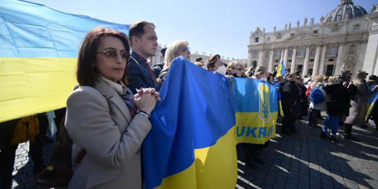 Ucraina-Russia, il Papa: “Guerra è una pazzia, pronto a tutto per fermarla”
