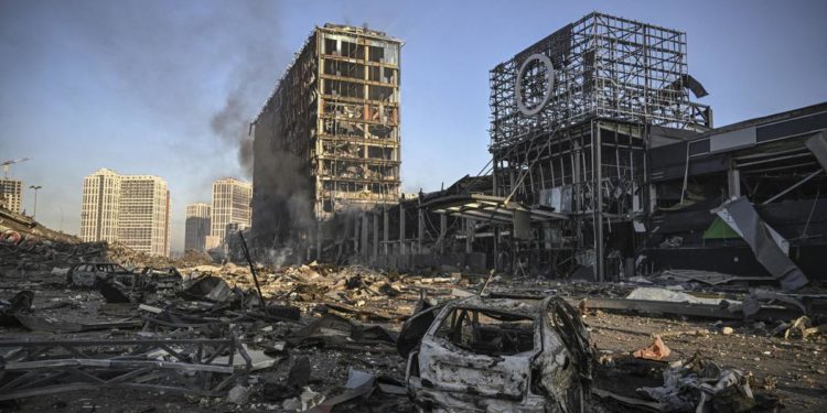 Ucraina-Russia: bombe su centro commerciale Kiev, colpi da navi su Odessa