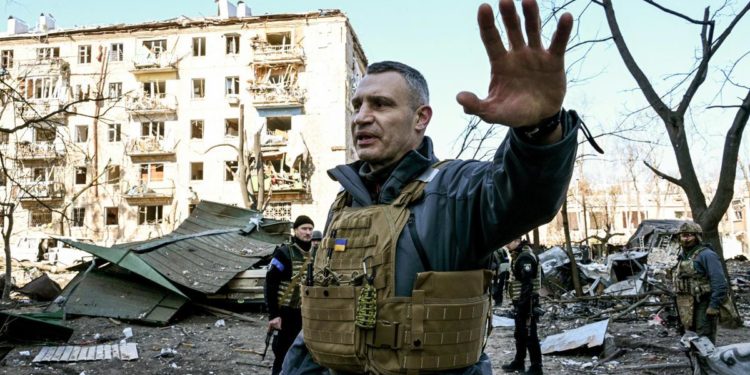 Guerra Ucraina, sindaco Kiev: “Russia continua a bombardare capitale”