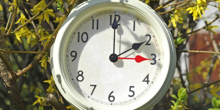 Ora legale 2022, ecco quando cambia: si dorme di più o di meno?
