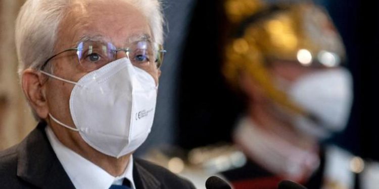 Mattarella chiede la riduzione del suo assegno personale
