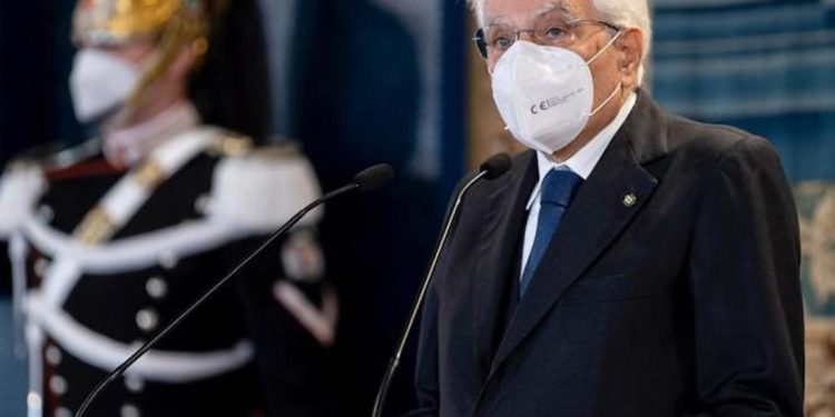 Giornata vittime Covid, Mattarella: “Ci inchiniamo alla memoria”
