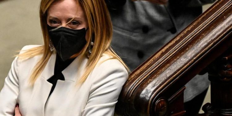 Dal ‘male assoluto’ di Fini al ‘poteva dire no a nazismo’ di Meloni, 20 anni di ‘strappi’ sul Fascismo