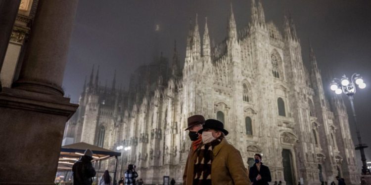 Covid oggi Lombardia, 8.052 contagi e 17 morti. A Milano 2.843 casi