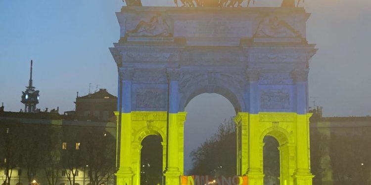 Ucraina, Arco della pace Milano si tinge di blu e giallo, 10mila per la pace