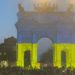 Ucraina, Arco della pace Milano si tinge di blu e giallo, 10mila per la pace