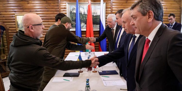 Guerra Ucraina-Russia, intesa su corridoi umanitari. Terzo round per negoziati