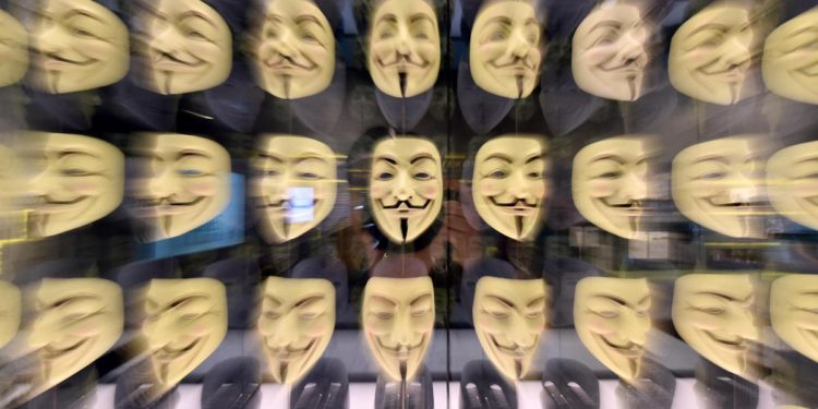 Guerra Ucraina, messaggio Anonymous a russi: “Rovesciate Putin”