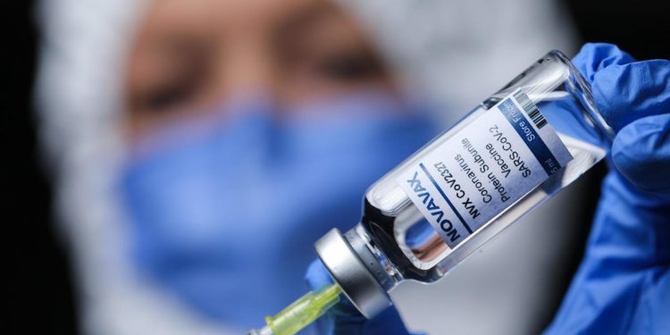 Vaccino Novavax, efficacia oltre 82% a 6 mesi: i dati