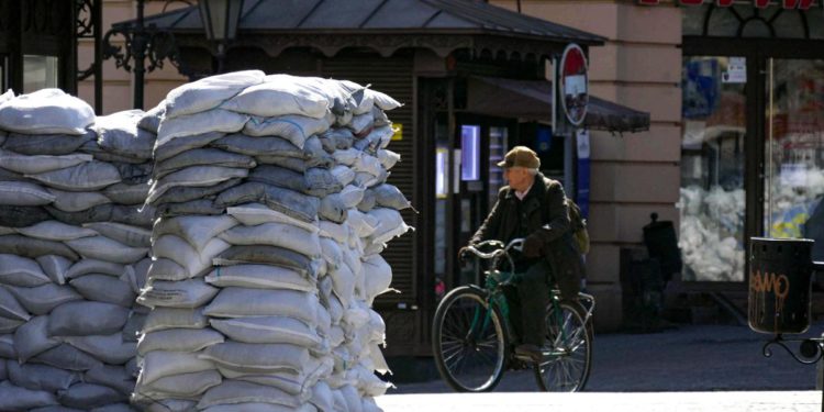 Ucraina, volontari a Odessa: “Resisteremo ma ci servono armi”