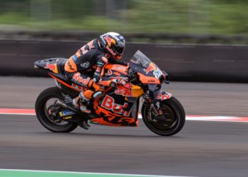 MotpGp Indonesia, Oliveira trionfa nel diluvio. Paura Marquez