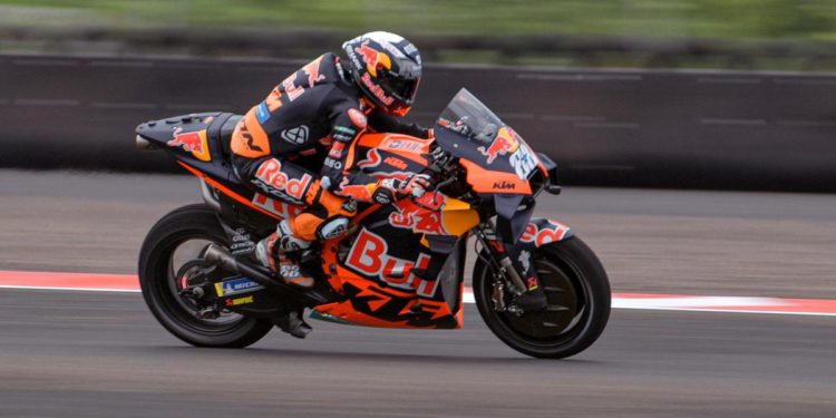 MotpGp Indonesia, Oliveira trionfa nel diluvio. Paura Marquez