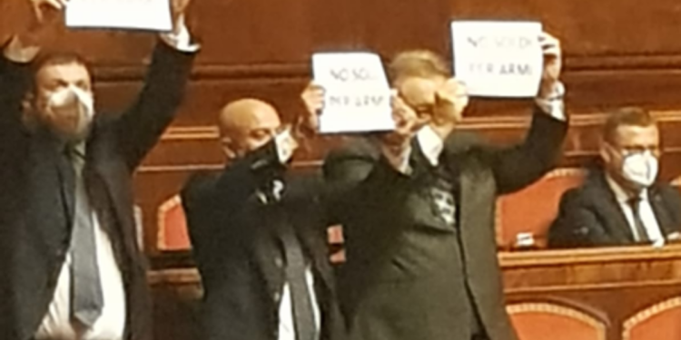 Bagarre in Senato, spuntano i cartelli ‘no soldi per armi’