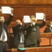 Bagarre in Senato, spuntano i cartelli ‘no soldi per armi’