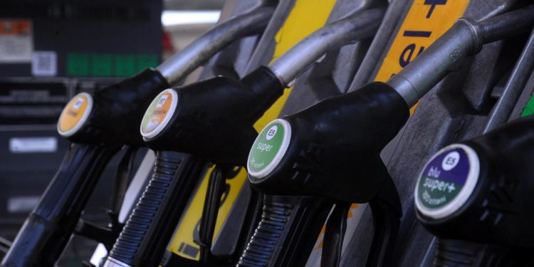 Carburanti, rialzi non si fermano: prezzi da record