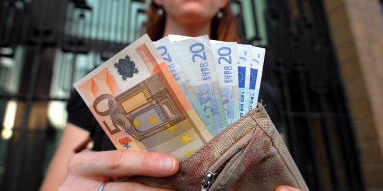 Altroconsumo, cala 2,7 punti capacità consumatori di affrontare spese quotidiane