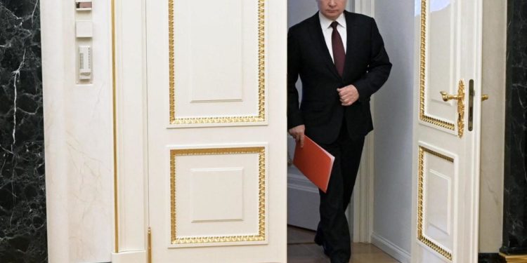Ucraina-Russia, Putin: “Sanzioni illegittime, manteniamo impegni su petrolio e gas”
