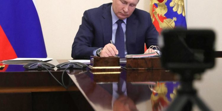Gas Russia, Putin: “Pagamenti in rubli da domani o contratti interrotti”