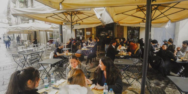 Green pass e mascherine, via restrizioni: cosa dicono gli esperti