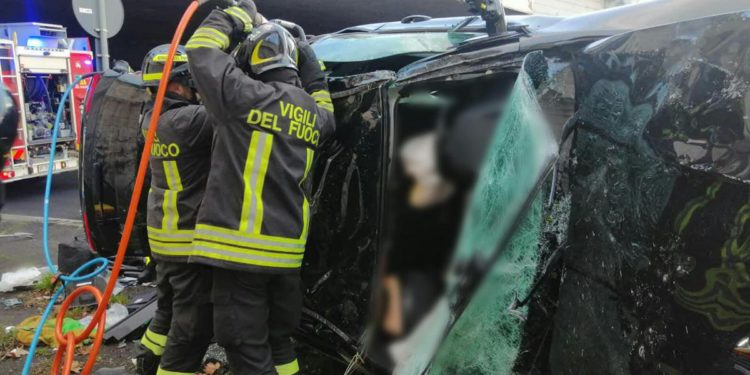 Roma, incidente mortale su Tangenziale: auto precipita da svincolo sopraelevato