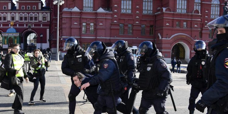 Guerra Ucraina, in Russia proteste in 23 città: centinaia di arresti