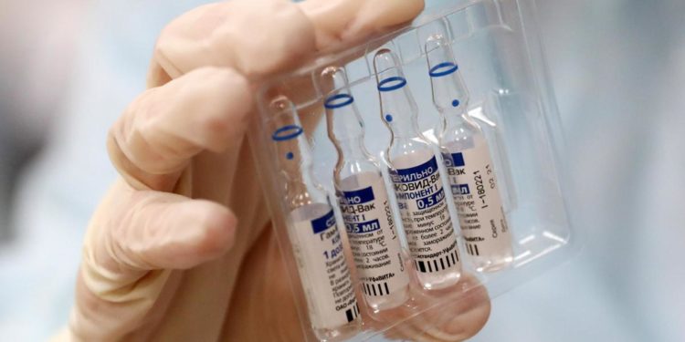 Vaccini covid, Bassetti: “Sputnik e AstraZeneca derubricati troppo presto”