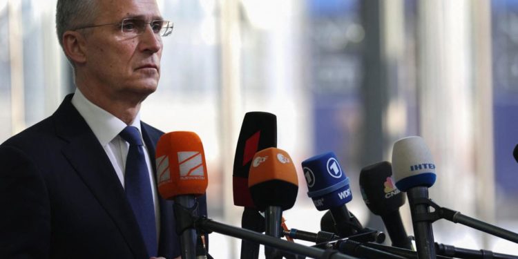 Guerra Ucraina, Nato: “Russia non si sta ritirando ma riposizionando”