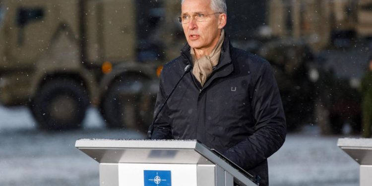 Guerra Ucraina, Nato: “Russia potrebbe usare armi chimiche”