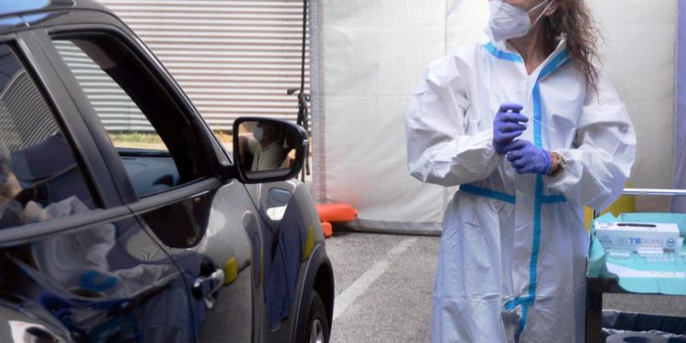 Covid Italia, contagi aumentano: cosa dicono Bassetti, Gismondo, Pregliasco