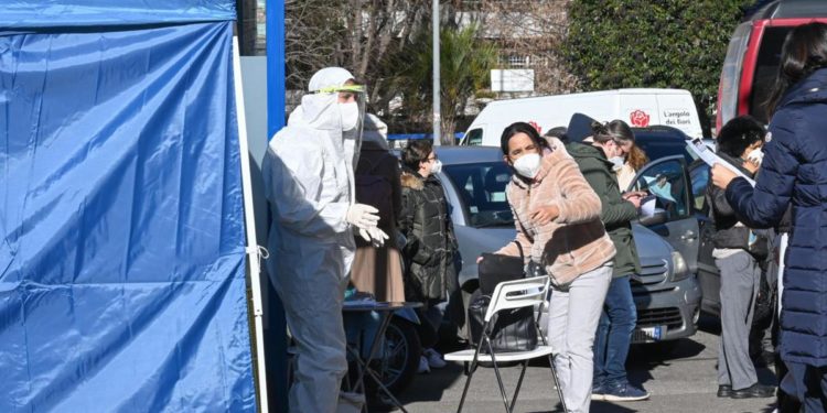 Covid oggi Campania, 4.275 contagi e 19 morti. A Napoli 1.873 nuovi casi