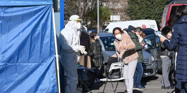 Covid oggi Lazio, 6.136 contagi e 17 morti. A Roma 2.693 nuovi casi