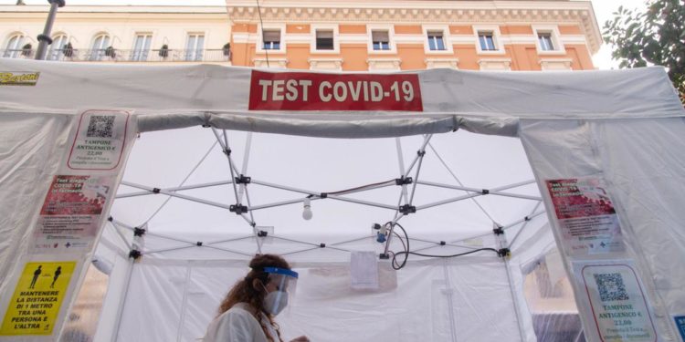 Covid oggi Lazio, 4.771 contagi e 11 morti: a Roma 2.321 casi