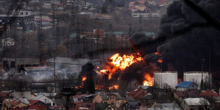 Guerra Ucraina-Russia, Biden: “Putin tiranno”. Nuovo appello di Zelensky