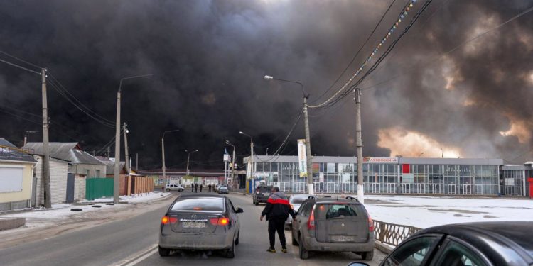 Guerra Ucraina-Russia, esplosioni a Leopoli. Incendio a Kharkiv dopo raid