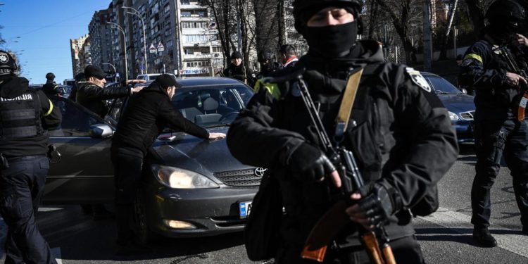 Guerra Ucraina, Farnesina a italiani: “Lasciate Kiev, anche in treno”