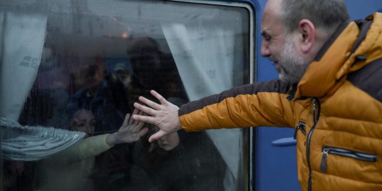 Ucraina-Russia, Zelensky: “Quasi 13mila persone evacuate, corridoi hanno funzionato”