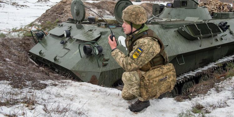 Guerra Ucraina, il decalogo della Difesa ai russi per la resa: “Mani vuote e sventola pezza bianca”