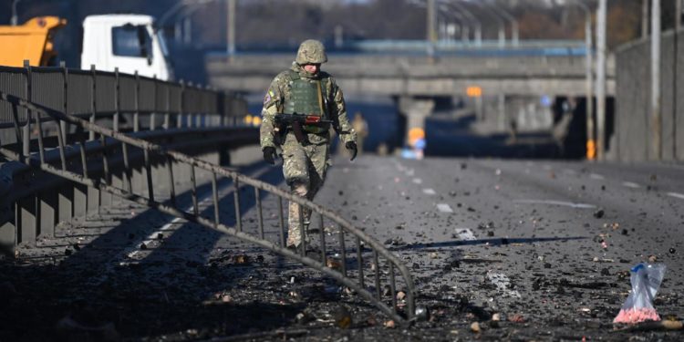 Guerra Ucraina, “Russia fa fuoco contro auto civili a Bucha: due morti”