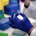 Omicron 2 contagia come morbillo: un positivo ne infetta 18