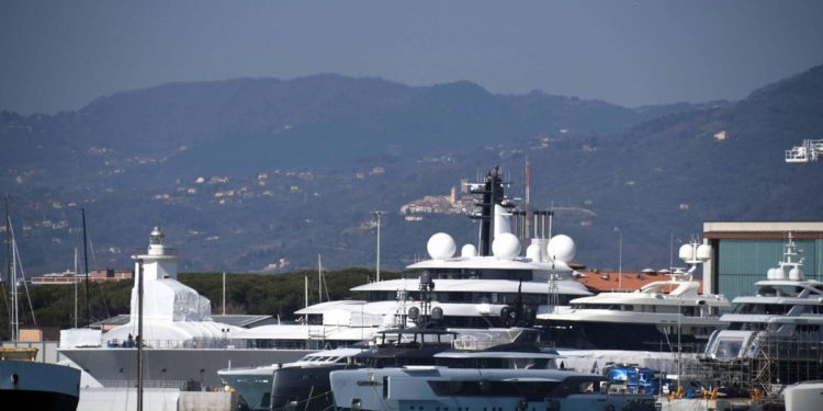 Ucraina-Russia, il super yacht di Putin in Toscana?