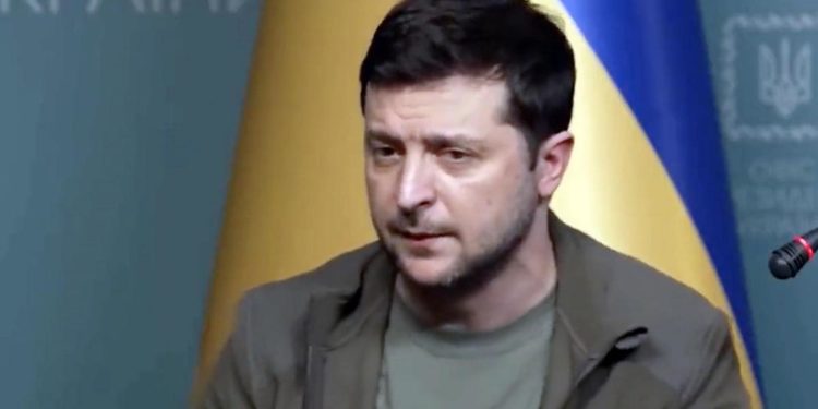 Guerra Ucraina, Zelensky: “Russia ha creato catastrofe umanitaria, sono mostri”