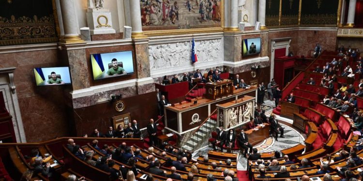 Guerra Ucraina-Russia, Zelensky: “Assedio Mariupol brutale, come nel Medioevo”