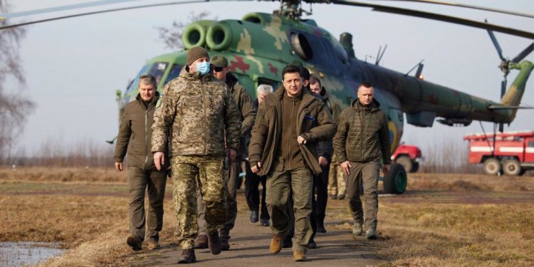 Guerra Ucraina, Zelensky: “È Russia che prepara attacco chimico”