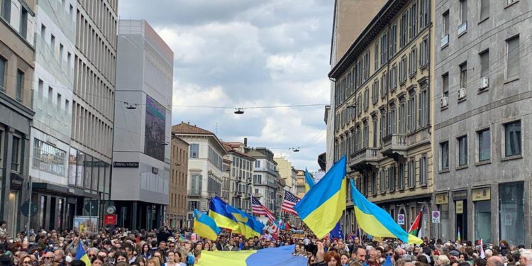 25 aprile, a Milano bandiere Ucraina e Nato. Contestati Pd e Brigata Ebraica