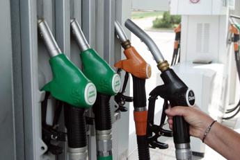 Prezzo benzina e gasolio in calo oggi, quanto cosano