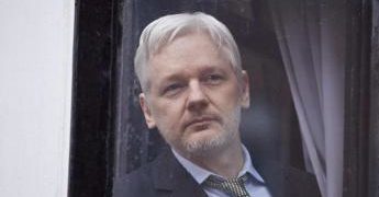 Vivienne Westwood, Assange chiederà permesso per partecipare ai funerali